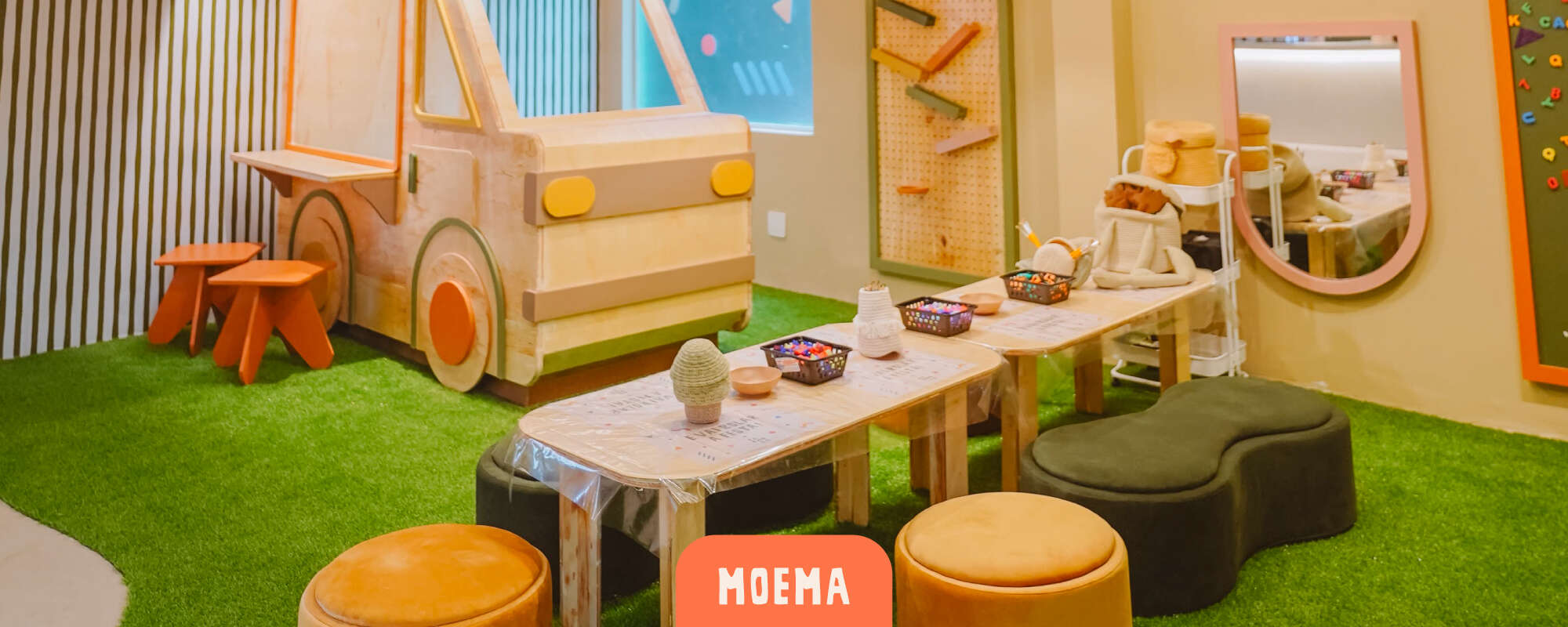Cachola Moema - espaço de artes com food truck de brinquedo, mesinhas com materiais criativos e espelho decorado