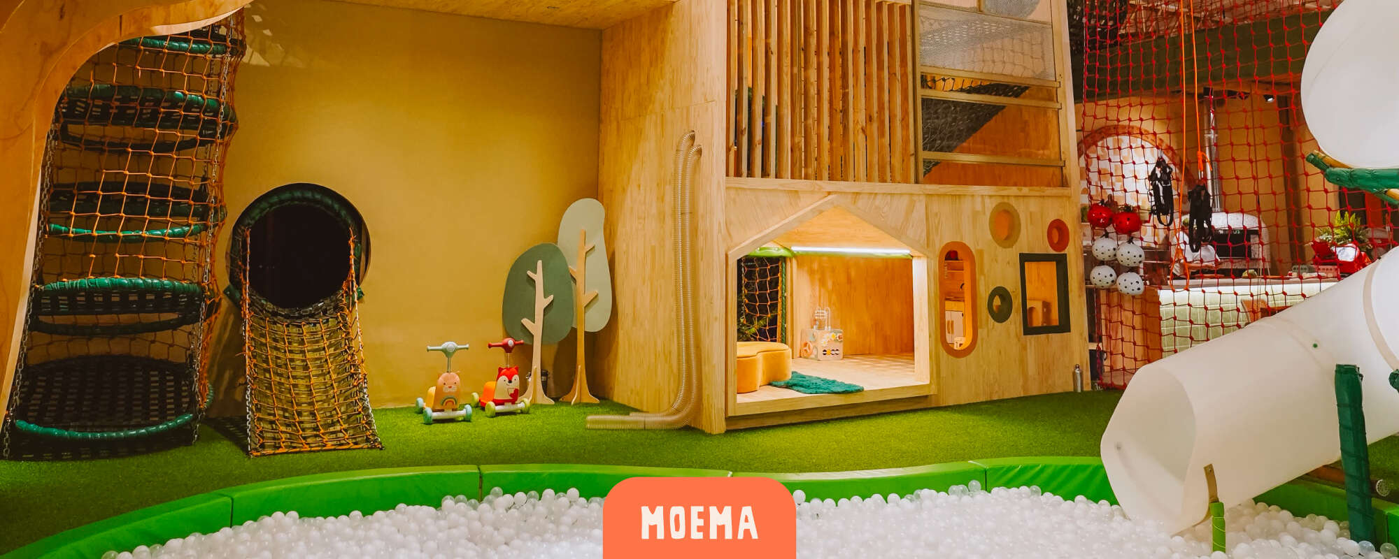 Cachola Moema - casa de brinquedo de madeira em dois andares com piscina de bolinhas e rede de escalada