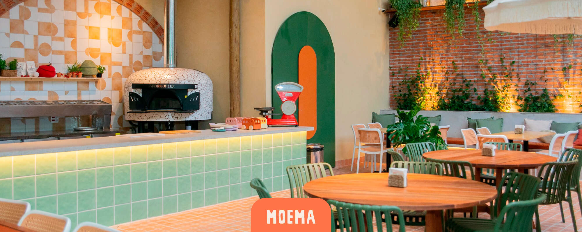 Cachola Moema - cozinha aberta com forno de pizza a lenha e balcão revestido de azulejos verdes