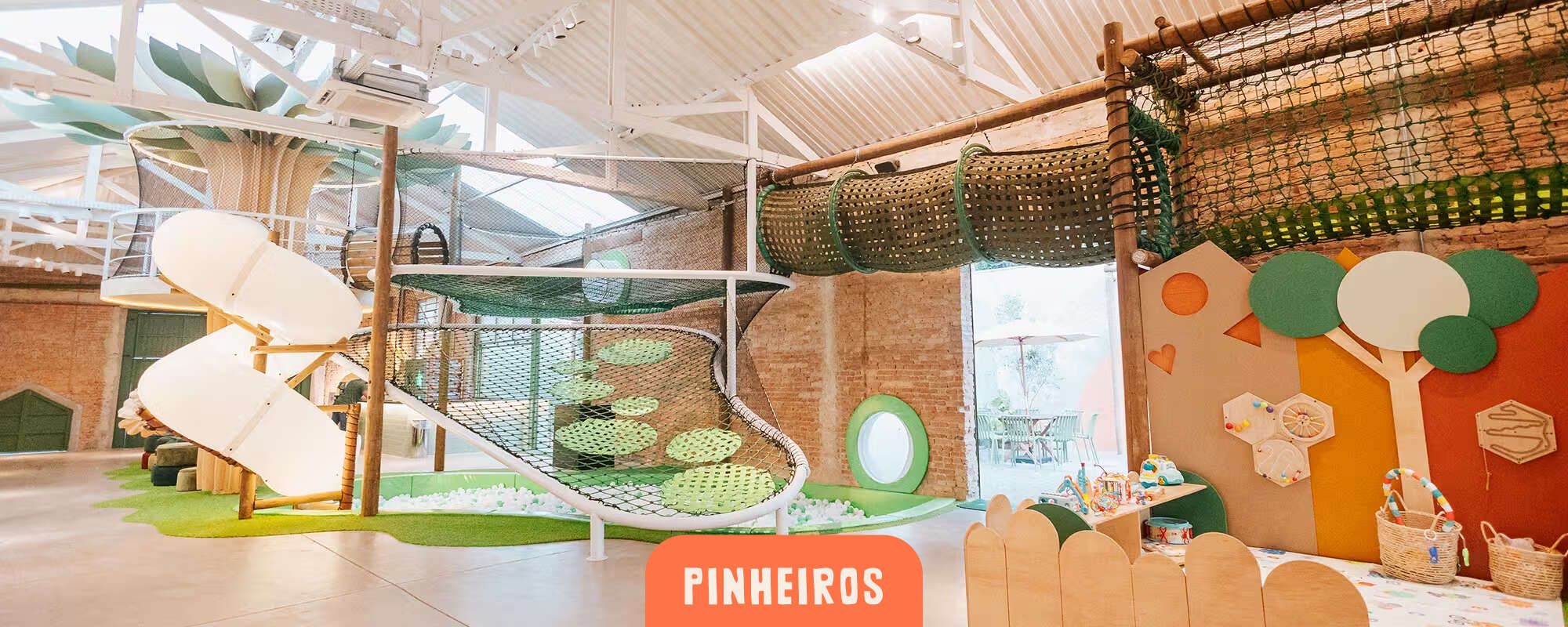 Cachola Pinheiros - playground coberto com escorregadores, rede elástica e piscina de bolinhas
